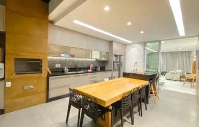 Imagem: A casa possui 3 Dormitórios, 4 Banheiros, 2 Vagas na garagem