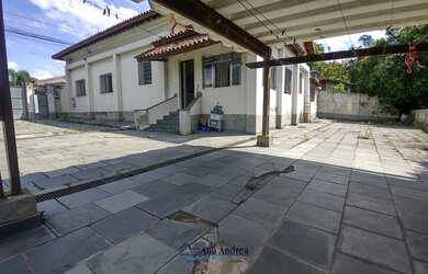 Imagem: A casa possui 4 Dormitórios, 2 Banheiros, 5 Vagas na garagem