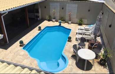 Imagem: A casa possui 2 Dormitórios, 3 Banheiros, 2 Vagas na garagem