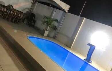 Imagem: A casa possui 2 Dormitórios, Acomodam 8 pessoas, 3 Vagas na