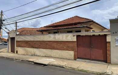 Imagem: A casa possui 5 Dormitórios, 2 Banheiros, 4 Vagas na garagem