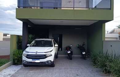 Imagem: A casa possui 3 Dormitórios, 2 Banheiros, 2 Vagas na garagem
