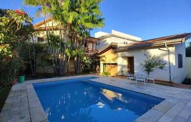 Imagem: A casa possui 3 Dormitórios, 3 Banheiros, 4 Vagas na garagem