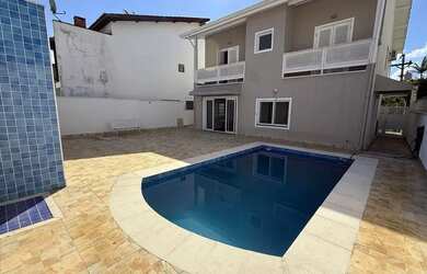 Imagem: A casa em condomínio possui 4 Dormitórios, 5 Banheiros, 4