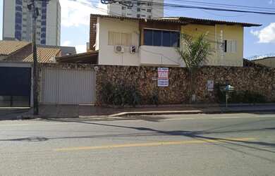 Imagem: A casa possui 4 Dormitórios, 5 Banheiros, 4 Vagas na garagem