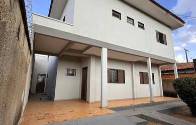 Imagem: A casa possui 5 Dormitórios, 5 Banheiros, 2 Vagas na garagem