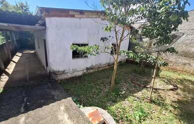 Imagem: A casa possui 3 Dormitórios, 2 Banheiros, 3 Vagas na garagem