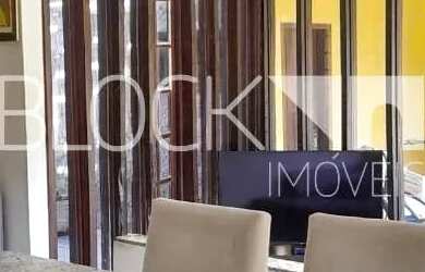 Imagem: A casa possui 4 Dormitórios, 5 Banheiros, 4 Vagas na garagem