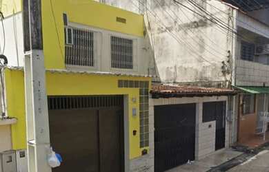 Imagem: A casa possui 3 Dormitórios, 3 Banheiros e 2 Vagas na garagem