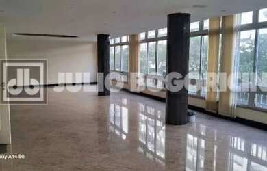 Imagem: O apartamento possui 4 Dormitórios, 4 Banheiros, 1 Vaga na