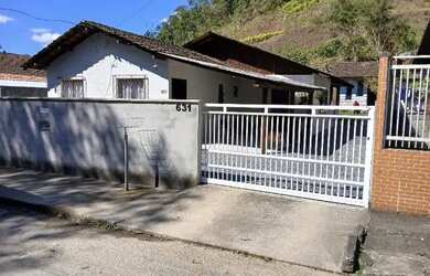 Imagem: A casa possui 3 Dormitórios, 2 Banheiros, 1 Vaga na garagem