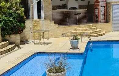 Imagem: A casa possui 4 Dormitórios, 5 Banheiros, 3 Vagas na garagem