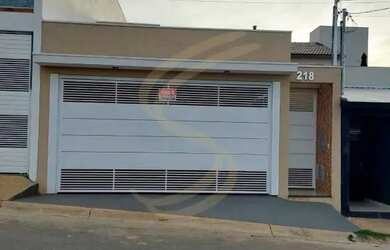 Imagem: A casa possui 3 Dormitórios, 2 Banheiros, 2 Vagas na garagem