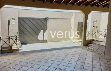 Imagem: A casa possui 3 Dormitórios, 2 Banheiros, 3 Vagas na garagem