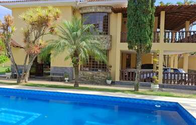 Imagem: A casa possui 4 Dormitórios, Acomodam 10 pessoas, 2 Vagas na