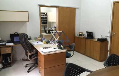 Imagem: O depósito possui 5 Vagas na garagem, 640m² de Área e está