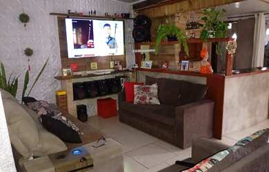 Imagem: A casa possui 5 Dormitórios, 2 Banheiros, 2 Vagas na garagem