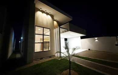 Imagem: A casa possui 3 Dormitórios, 4 Banheiros, 4 Vagas na garagem