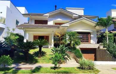 Imagem: A casa possui 4 Dormitórios, 2 Banheiros, 4 Vagas na garagem