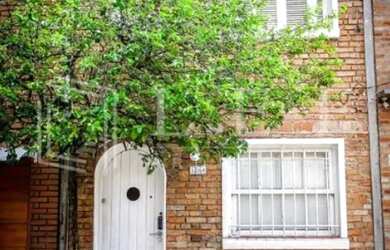 Imagem: A casa possui 2 Dormitórios, 3 Banheiros, 1 Vaga na garagem