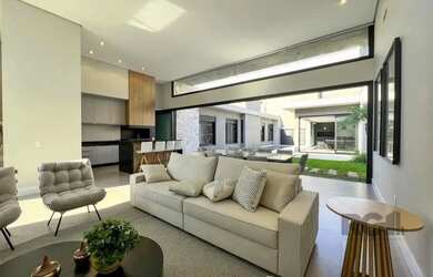 Imagem: A casa possui 4 Dormitórios, 5 Banheiros, 2 Vagas na garagem