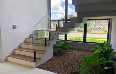 Imagem: A casa em condomínio possui 4 Dormitórios, 5 Banheiros, 3