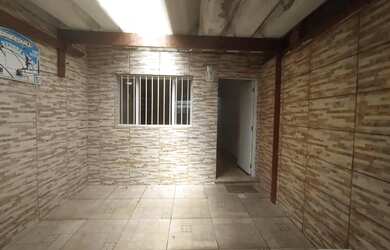 Imagem: A casa possui 2 Dormitórios, 1 Banheiro, 1 Vaga na garagem