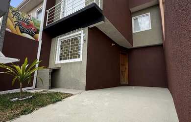 Imagem: A casa possui 3 Dormitórios, 2 Banheiros, 2 Vagas na garagem