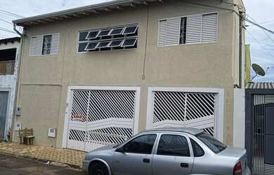 Imagem: A casa possui 3 Dormitórios, 2 Banheiros, 1 Vaga na garagem