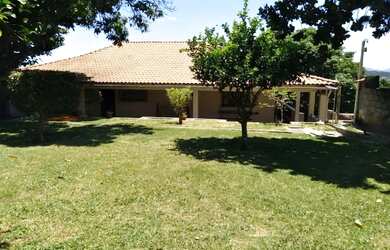 Imagem: A casa possui 4 Dormitórios, 2 Banheiros, 5 Vagas na garagem