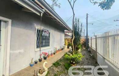 Imagem: A casa possui 3 Dormitórios, 2 Banheiros, 3 Vagas na garagem