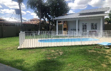 Imagem: A casa possui 4 Dormitórios, 4 Banheiros, 2 Vagas na garagem