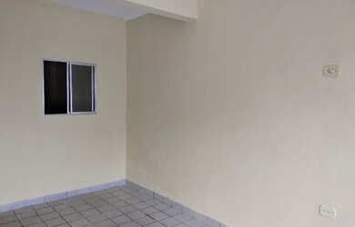 Imagem: A casa possui 2 Dormitórios, 1 Banheiro, 1 Vaga na garagem