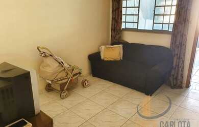 Imagem: A casa possui 2 Dormitórios, 1 Banheiro, 1 Vaga na garagem