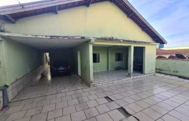 Imagem: A casa possui 3 Dormitórios, 1 Banheiro, 4 Vagas na garagem