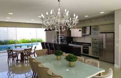 Imagem: A casa possui 4 Dormitórios, 5 Banheiros, 4 Vagas na garagem