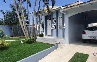 Imagem: A casa possui 4 Dormitórios, 2 Banheiros, 3 Vagas na garagem