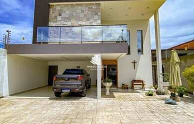 Imagem: A casa possui 4 Dormitórios, 4 Banheiros, 5 Vagas na garagem