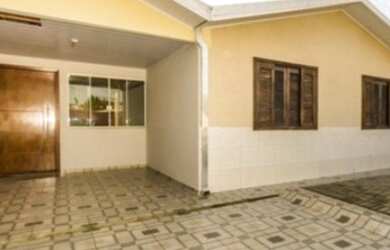 Imagem: A casa possui 3 Dormitórios, 3 Banheiros, 3 Vagas na garagem