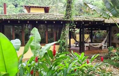 Imagem: A casa em condomínio e possui 4 Dormitórios, Suítes, 3 Banheiros