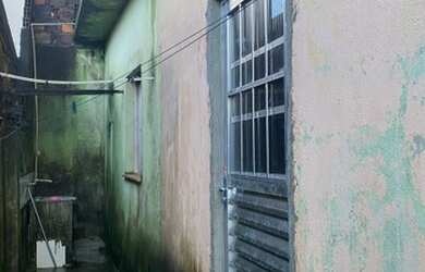 Imagem: A casa possui 2 Dormitórios, 1 Banheiro, 1 Vaga na garagem