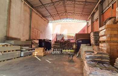 Imagem: O depósito possui 5 Vagas na garagem, 300m² de Área e está