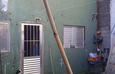 Imagem: A casa possui 2 Dormitórios, 1 Banheiro e 1 Vaga na garagem