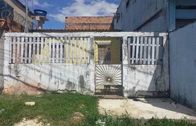 Imagem: A casa possui 2 Dormitórios, 1 Banheiro, 2 Vagas na garagem