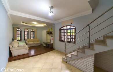 Imagem: A casa possui 4 Dormitórios, 3 Banheiros, 5 Vagas na garagem