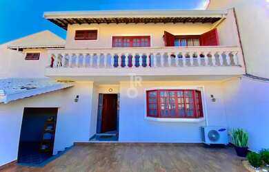 Imagem: A casa possui 3 Dormitórios, 3 Banheiros, 2 Vagas na garagem