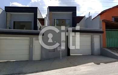 Imagem: A casa possui 3 Dormitórios, 2 Banheiros, 2 Vagas na garagem