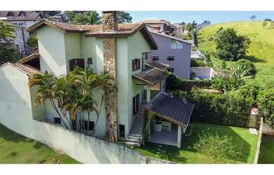 Imagem: A casa possui 3 Dormitórios, 4 Banheiros, 4 Vagas na garagem