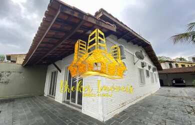 Imagem: A casa possui 3 Dormitórios, 3 Banheiros, 5 Vagas na garagem