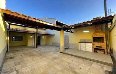 Imagem: A casa possui 3 Dormitórios, 2 Banheiros, 3 Vagas na garagem